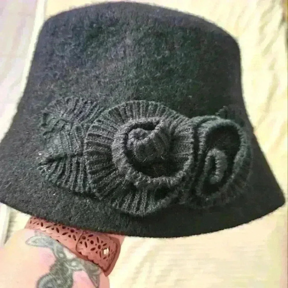 Croft&Barrow Black wool blend bucket style hat w flower detail - Picture 1 of 5